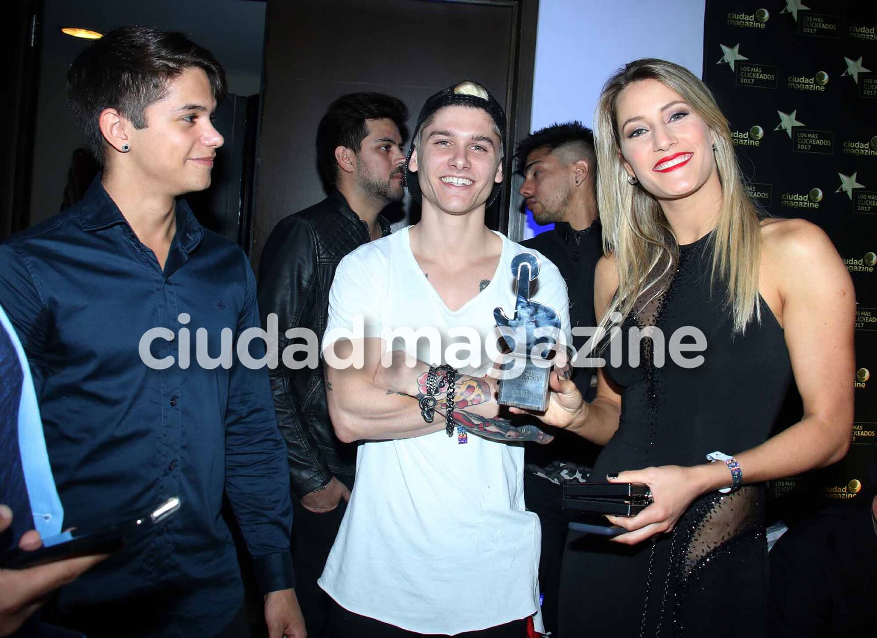 Mica Viciconte y los chicos de Combate. (Foto: Movilpress)