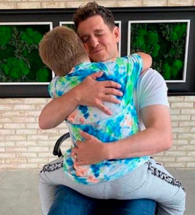 Michael Bublé se quebró al hablar de la salud de su hijo Noah tras superar el cáncer: "Mi esposa me sostiene ahora" 