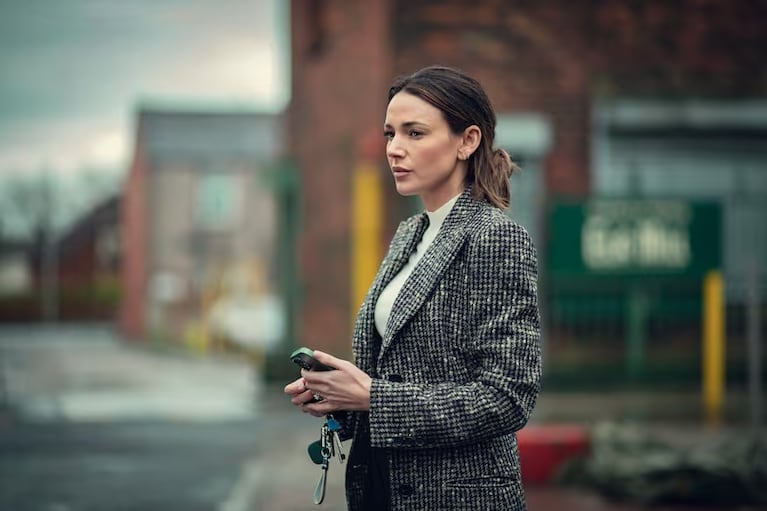 Michelle Keegan como Maya Stern en "Engaños" de Netflix.