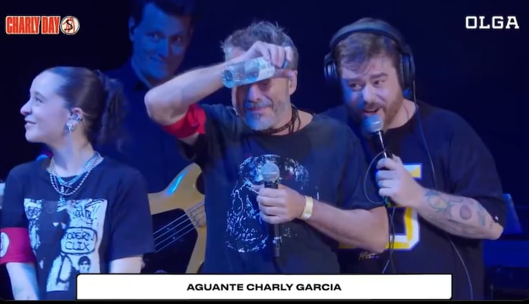 Migue le obsequió a Pablo el piano de Charly.