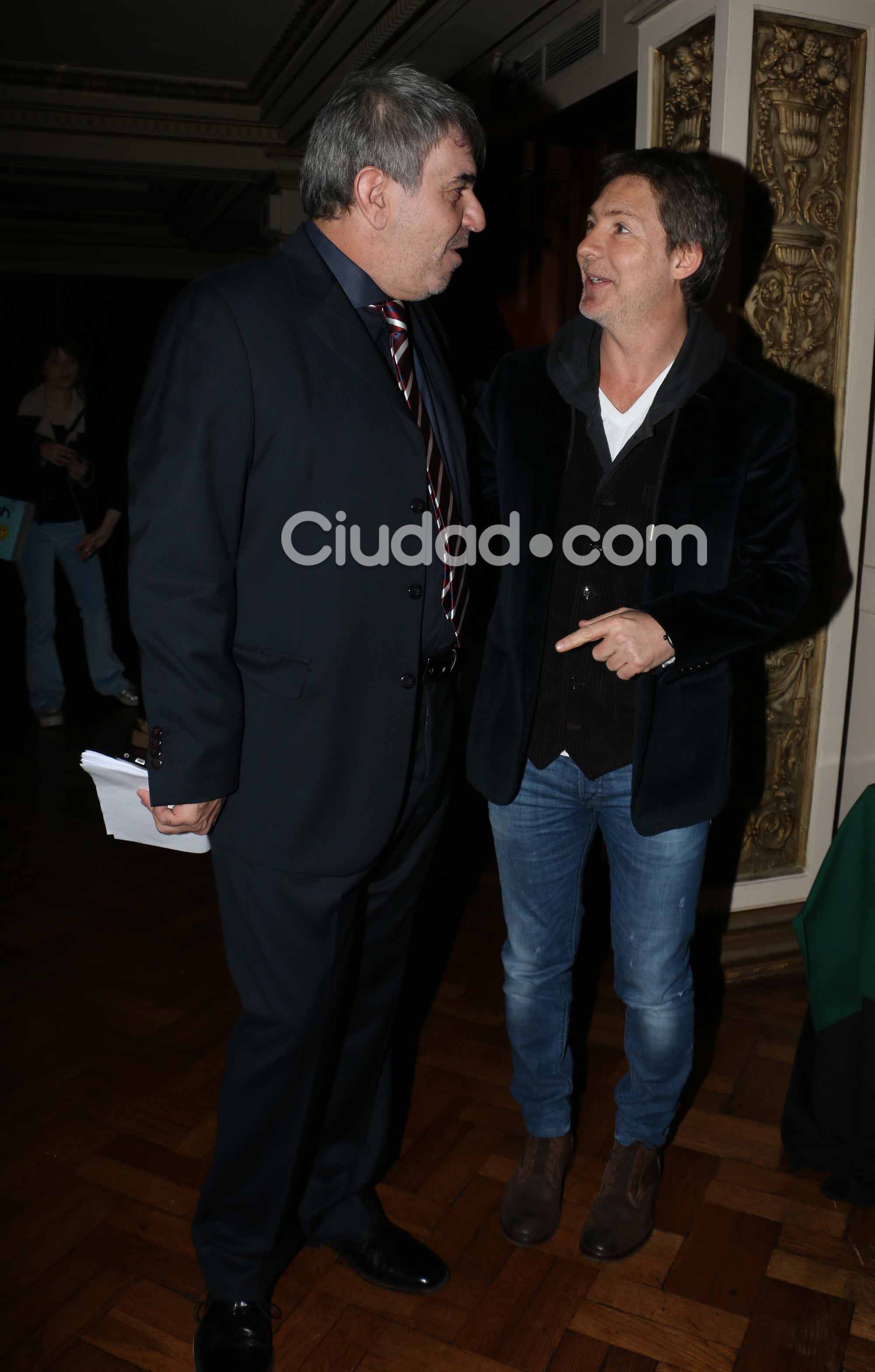 Miguel Ángel charló animadamente con Adrián Suar (Fotos: Movilpress). 