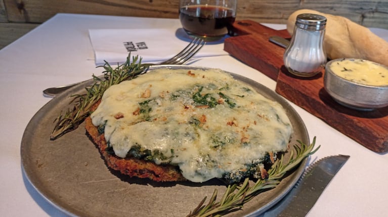 Milanesa de bife de chorizo angosto con espinaca florentina gratinada: receta fácil, paso a paso 