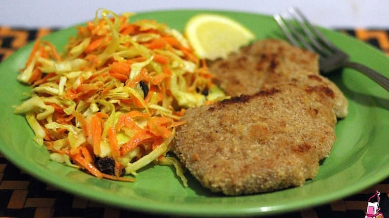 Milanesa de cerdo rellena con ensalada coleslaw: una explosión de crujiente y frescura que conquista a todos