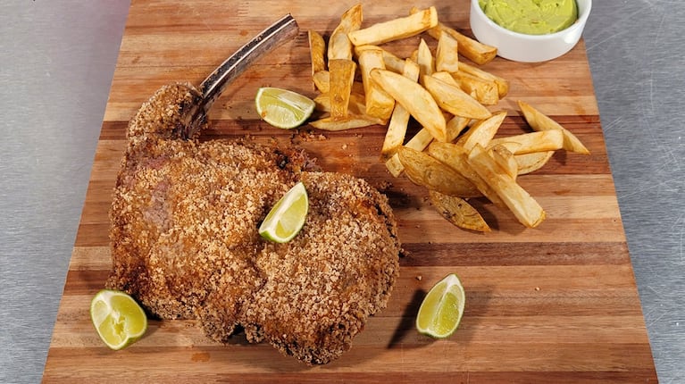 Milanesa de ojo de bife con papas fritas: la receta fácil ideal para darse un gusto  