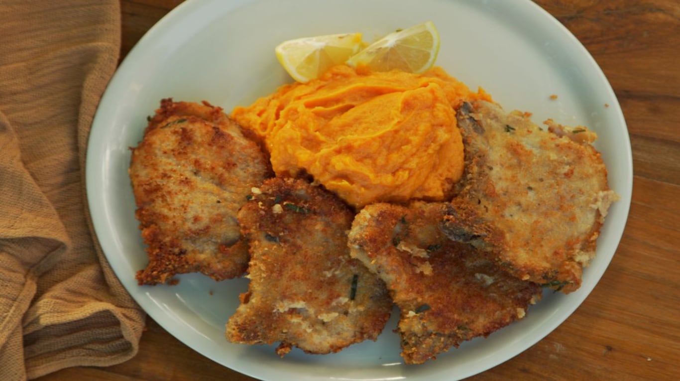 Milanesas de cerdo con puré de batata: un plato clásico con un toque dulce 