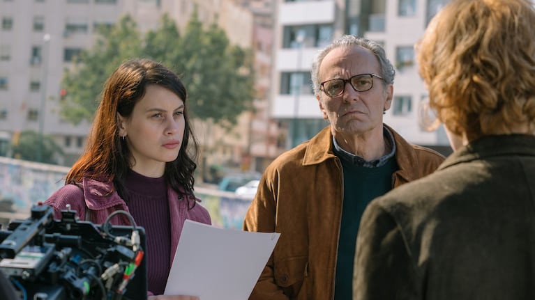 Milena Smit como Miren Rojo y José Coronado como Eduardo en "La chica de Nieve" de Netflix. 