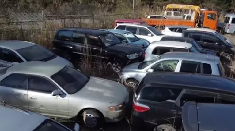 Miles de coches de colección abandonados en la zona de exclusión de Fukushima