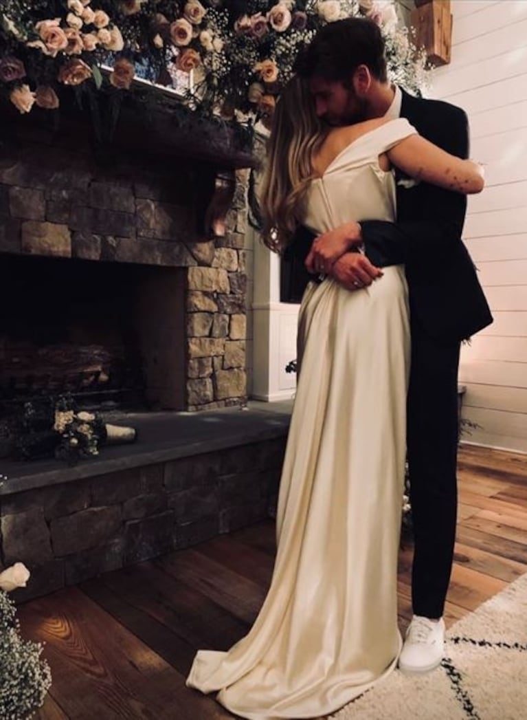 Miley Cyrus y Liam Hemsworth se casaron y la cantante compartió románticas postales de su boda