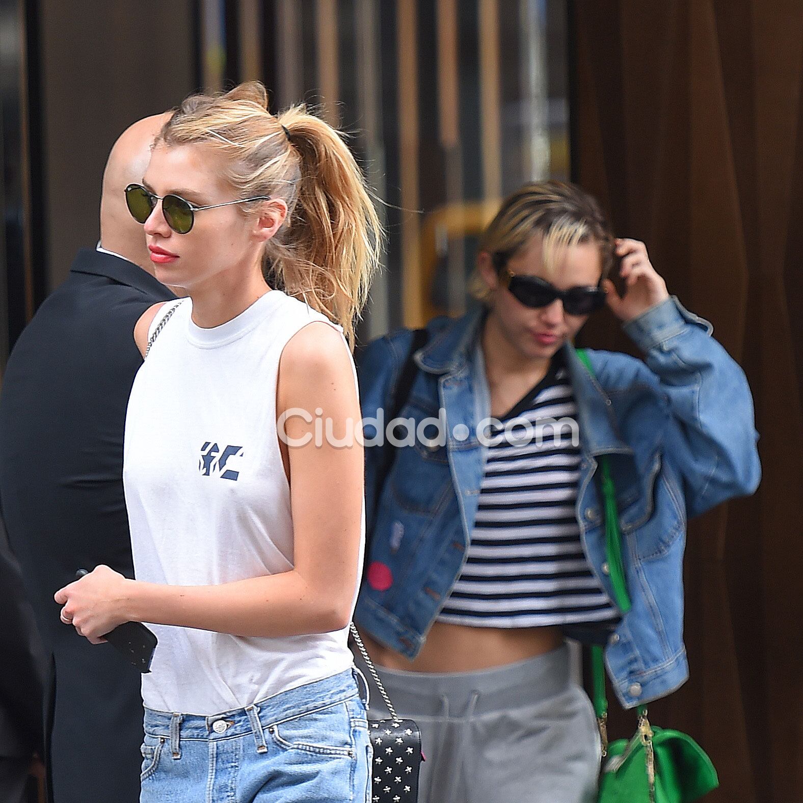 Miley Cyrus y Stella Maxwell, muy juntas (Fotos: Grosby Group). 