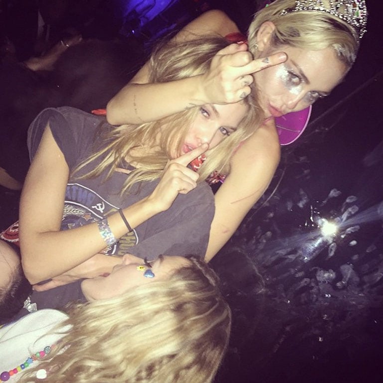 Miley Cyrus y Stella Maxwell, muy juntas (Fotos: Instagram). 