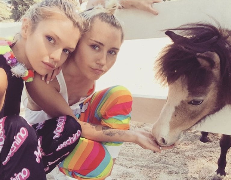 Miley Cyrus y Stella Maxwell, muy juntas (Fotos: Instagram). 