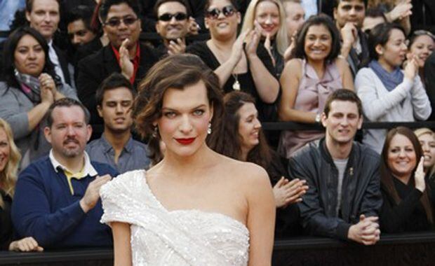 Milla Jovovich en la alfombra roja de los Oscar (Foto: oscar.go.com)