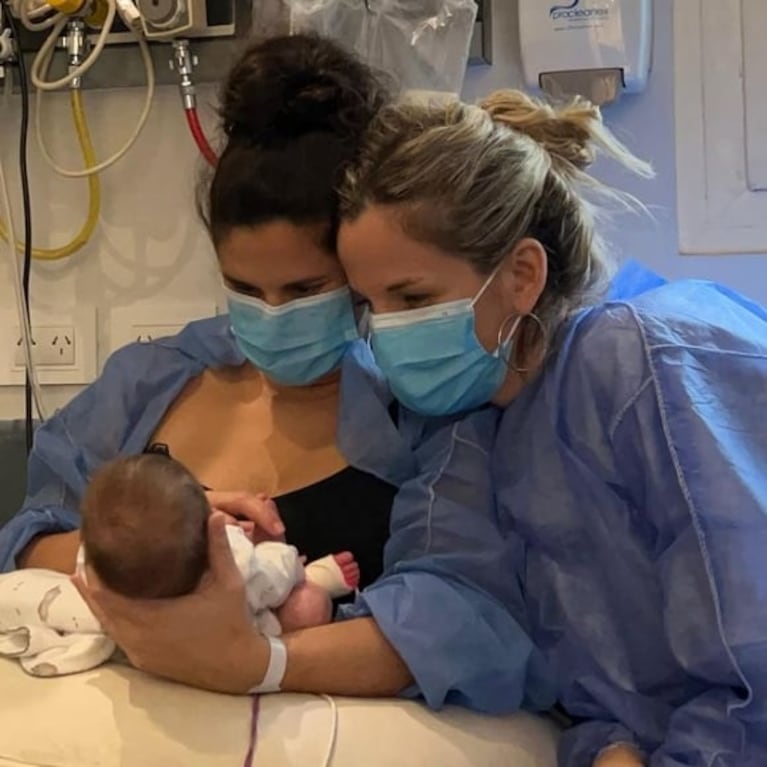 Milo, el hijo de Sofía Elliot y Valentina Godfrid, recibió el alta después de 70 días en neonatología: "El guerrero está en casa"