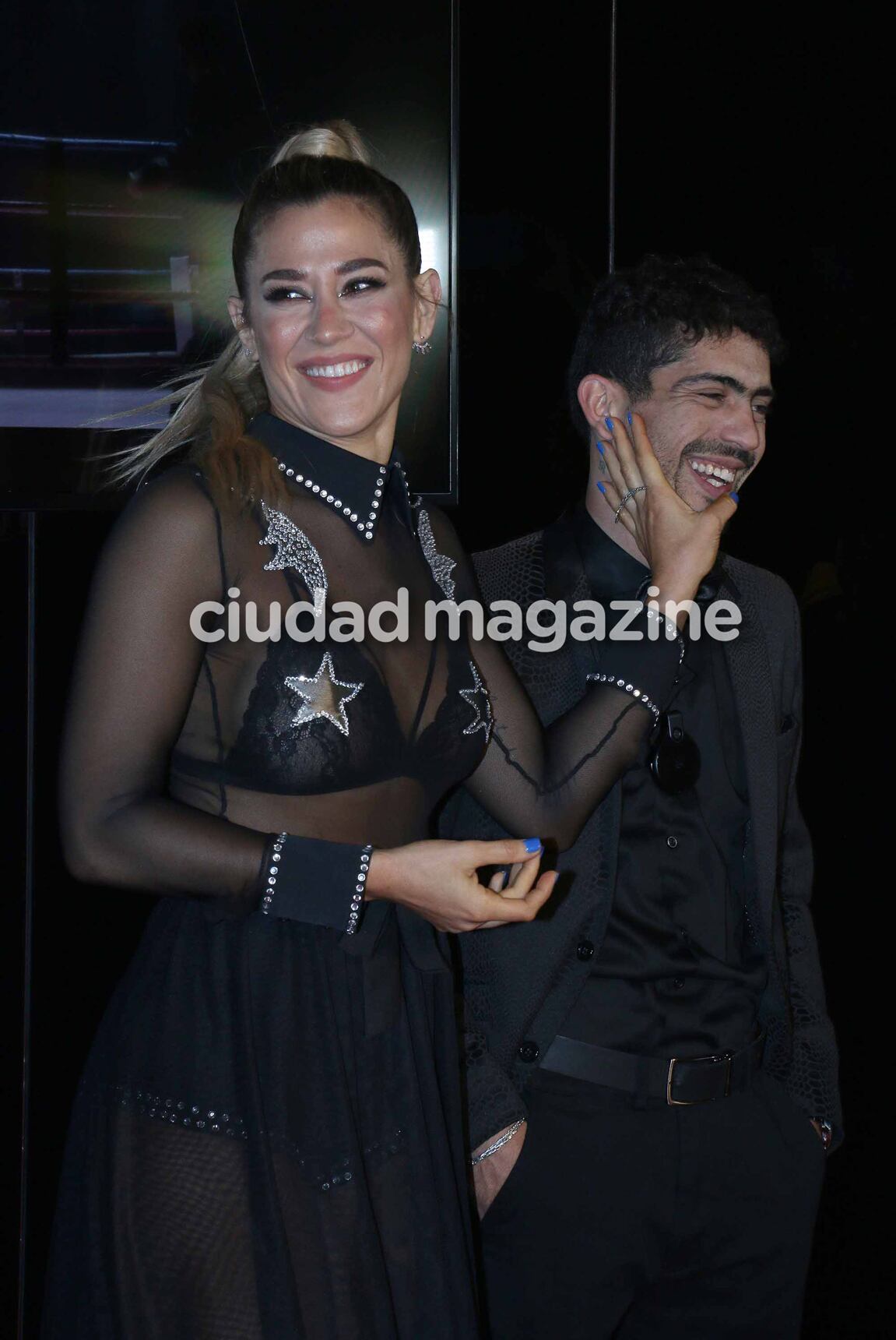 ¡Mimos y complicidad! Jimena Barón y Rodrigo Romero, en la premiere del filme El Potro. (Foto: Movilpress)