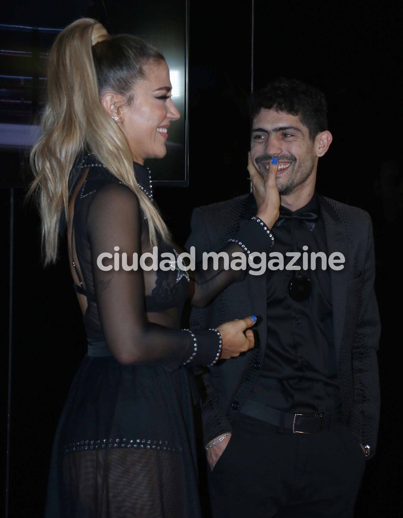 ¡Mimos y complicidad! Jimena Barón y Rodrigo Romero, en la premiere del filme El Potro. (Foto: Movilpress)