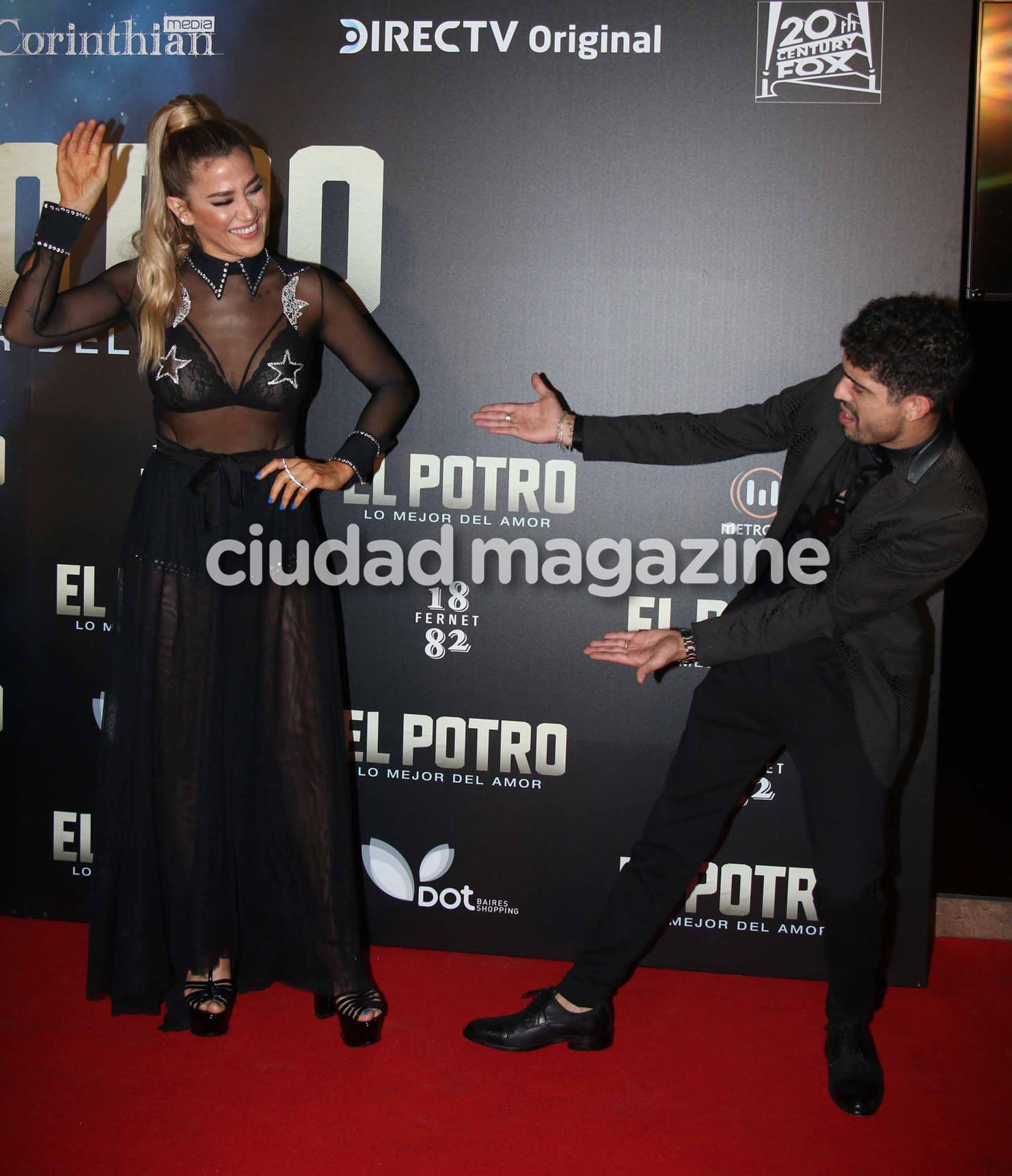 ¡Mimos y complicidad! Jimena Barón y Rodrigo Romero, en la premiere del filme El Potro. (Foto: Movilpress)