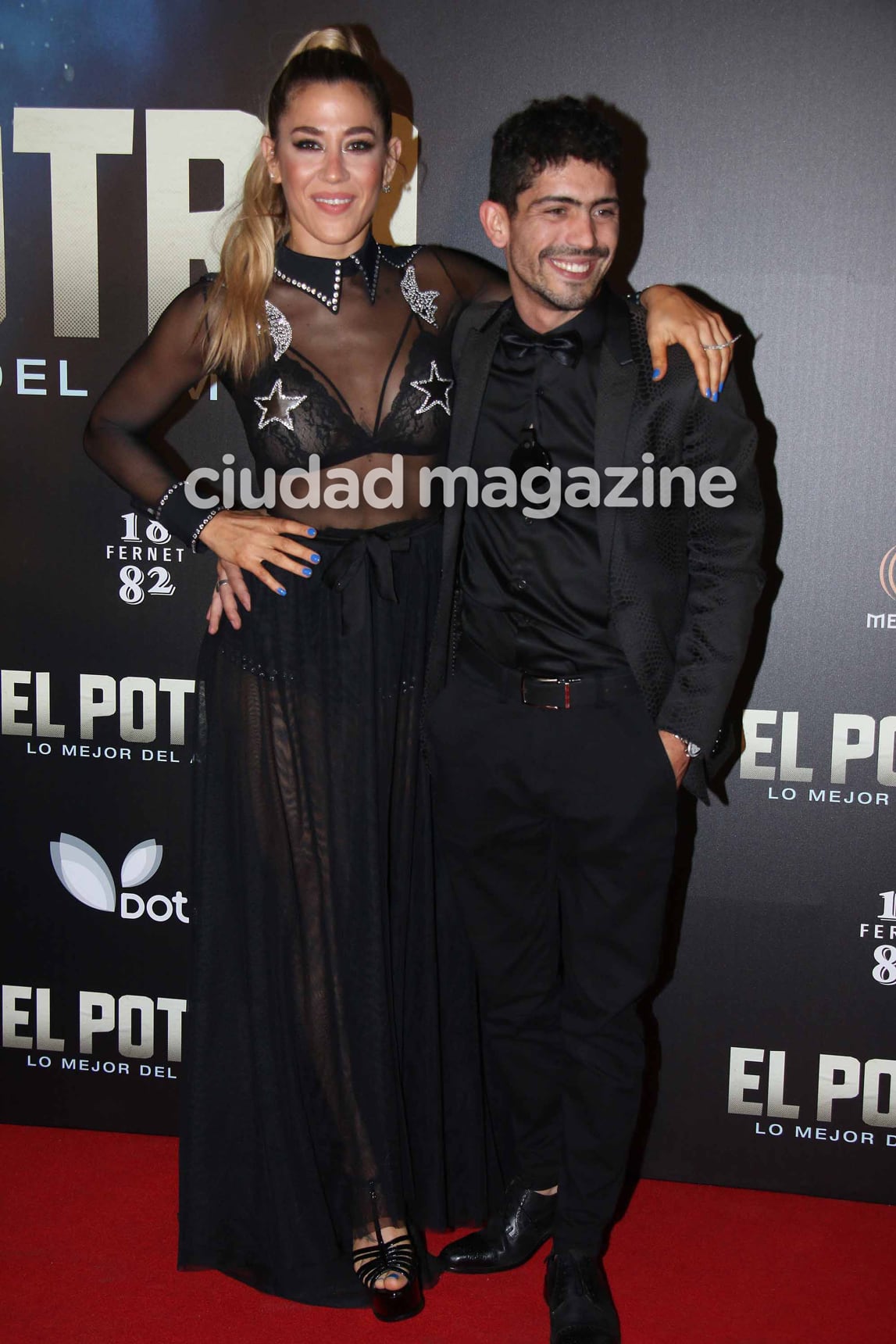 ¡Mimos y complicidad! Jimena Barón y Rodrigo Romero, en la premiere del filme El Potro. (Foto: Movilpress)