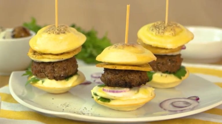 Mini burgers: una receta divertida para hacer con los chicos 