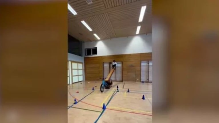 Mira el increíble recorrido de parkour en bicicleta indoor de este suizo de 20 años