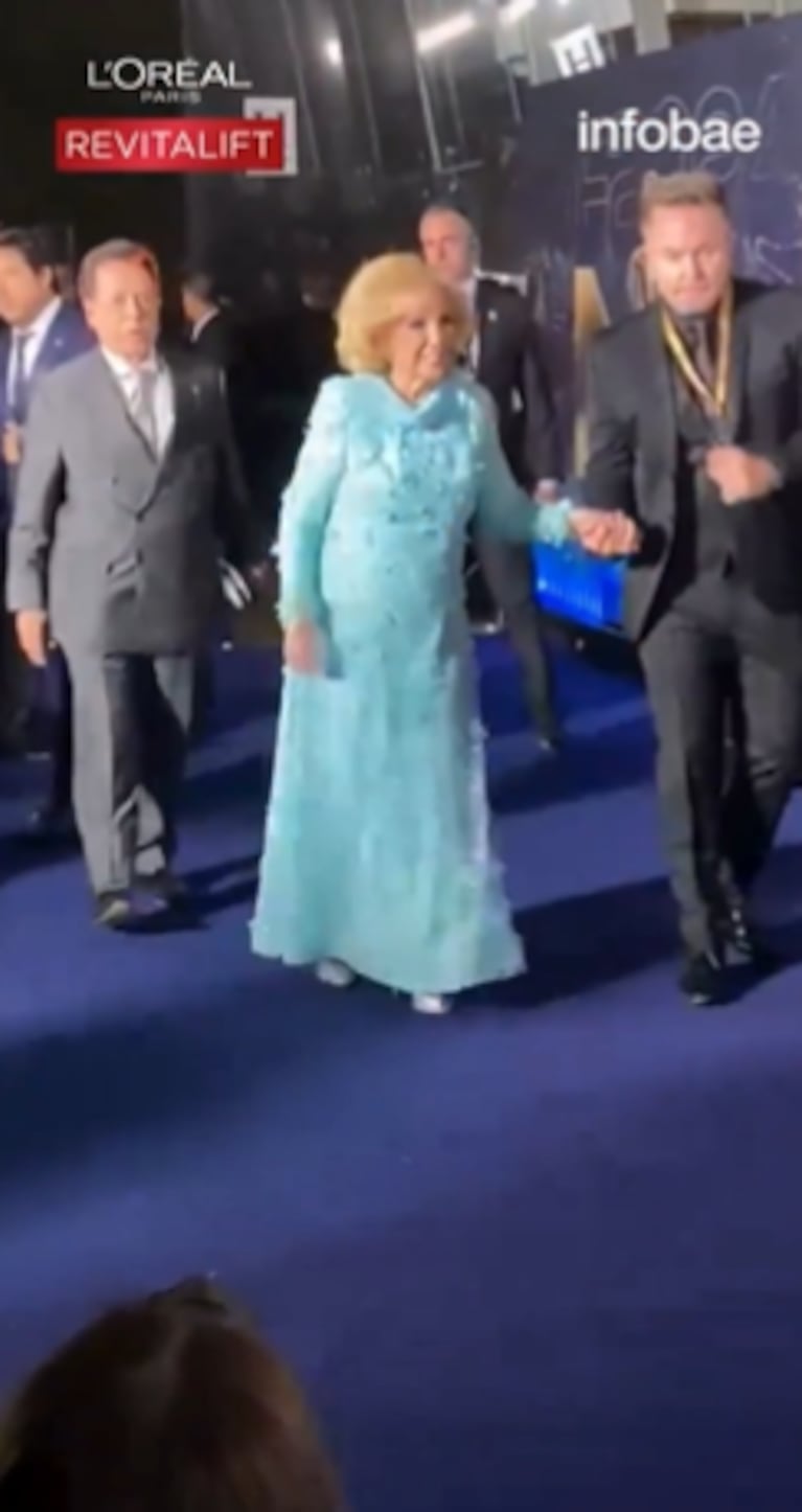 Mirtha impactó con sus zapatos de taco alto.