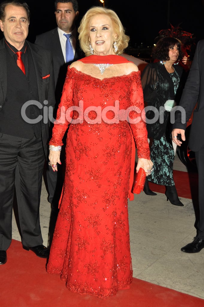 Mirtha Legrand, espléndida, de rojo en la gala de la revista Caras. (Foto: Jennifer Rubio-Ciudad.com)