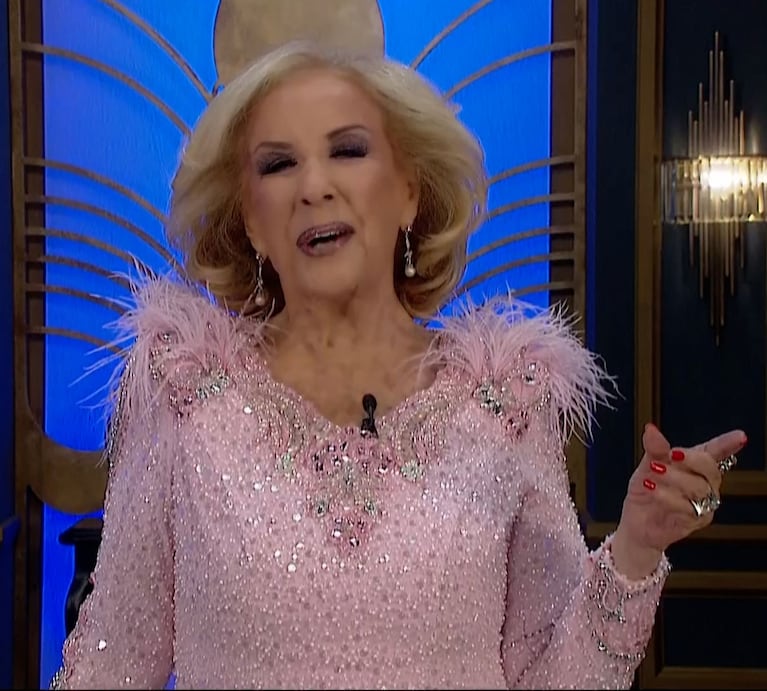 Mirtha Legrand hizo una sorpresiva pregunta sobre su look y terminó tentada: “¿Este vestido me…?”