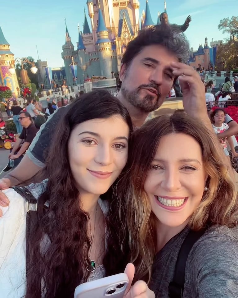 Mónica Ayos y Diego Olivera con Victoria, durante un reciente viaje a Disney.