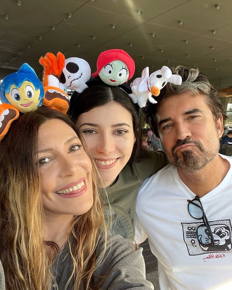 Mónica Ayos y Diego Olivera con Victoria, durante un reciente viaje a Disney.