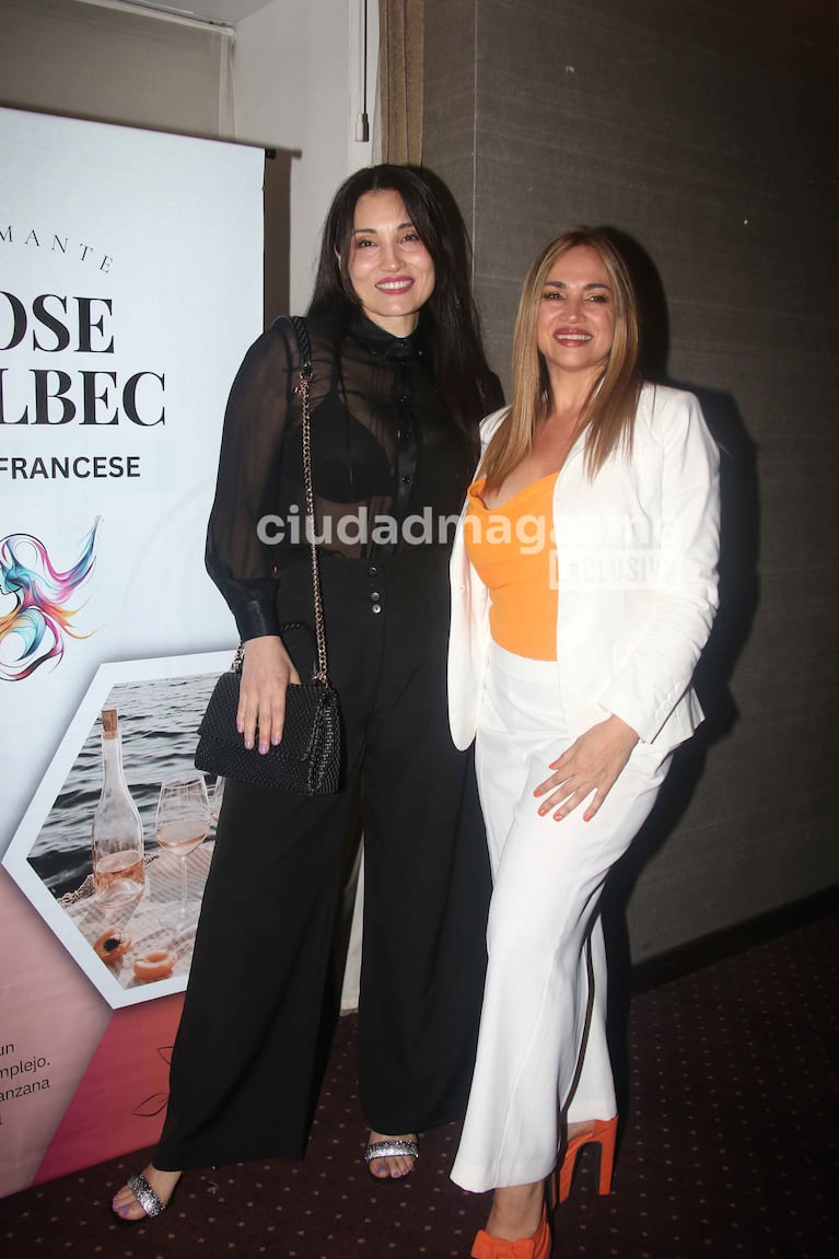 Mónica González, la esposa de José María Listorti, acompañó Belén Francese en la presentación de su vino (Foto: Movilpress).