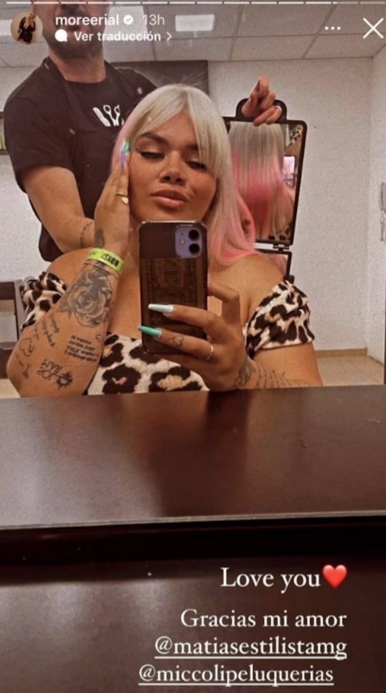 More Rial se animó a un radical cambio de look: flequillo recto, cabello platinado y mechas rosas