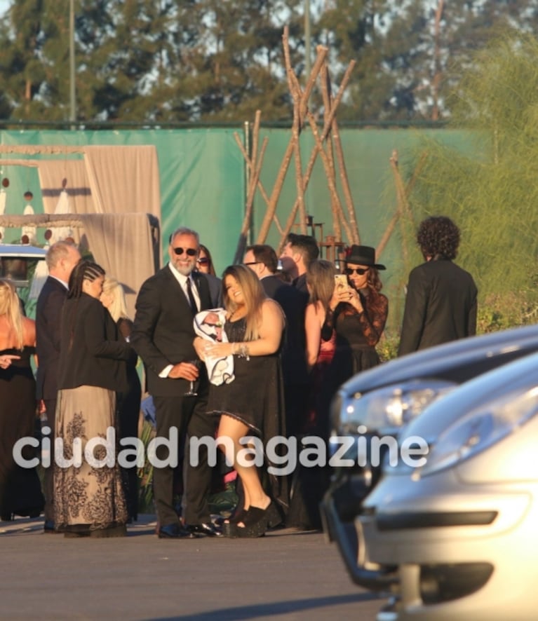 Morena Rial, junto a Facundo Ambrosioni y su bebé en el casamiento de Jorge y Romina Pereiro 