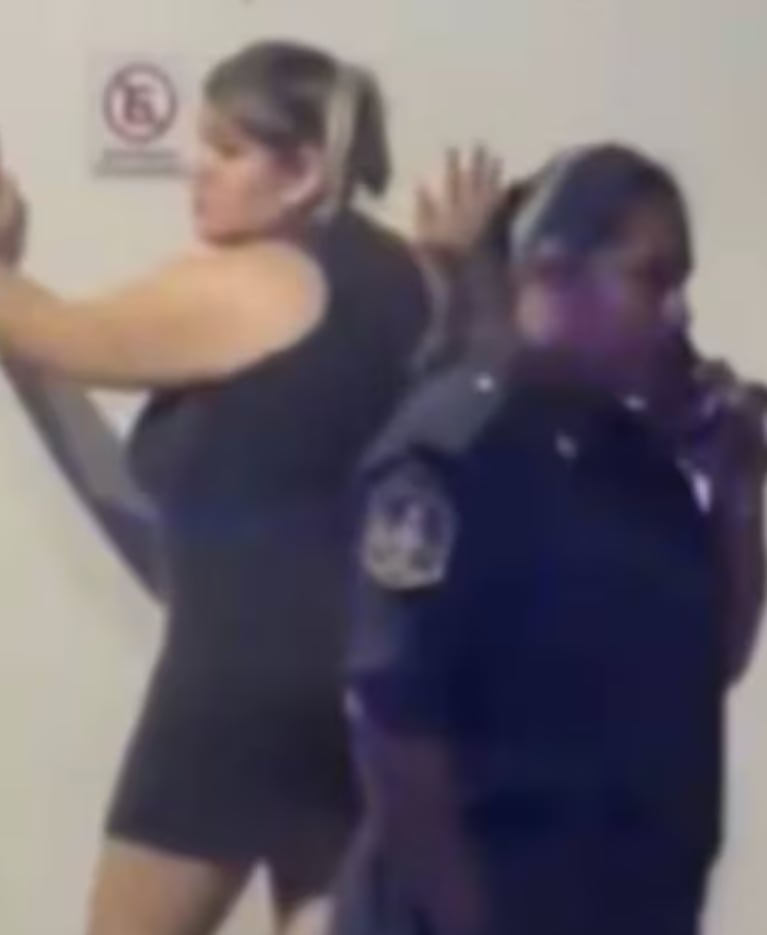 Morena siendo detenida.