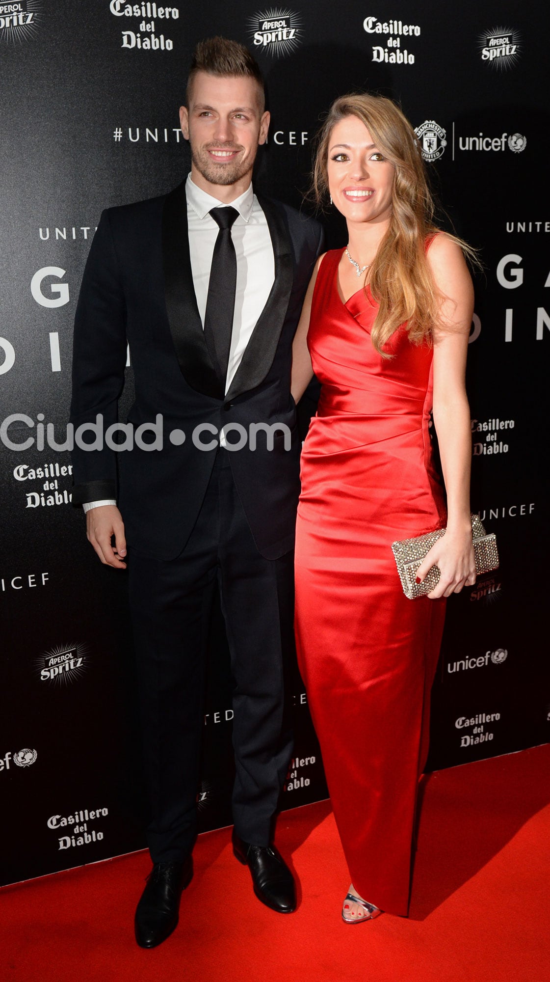  Morgan Schneiderlin y su novia Camille Sold en la alfombra roja (Fotos: AFP). 