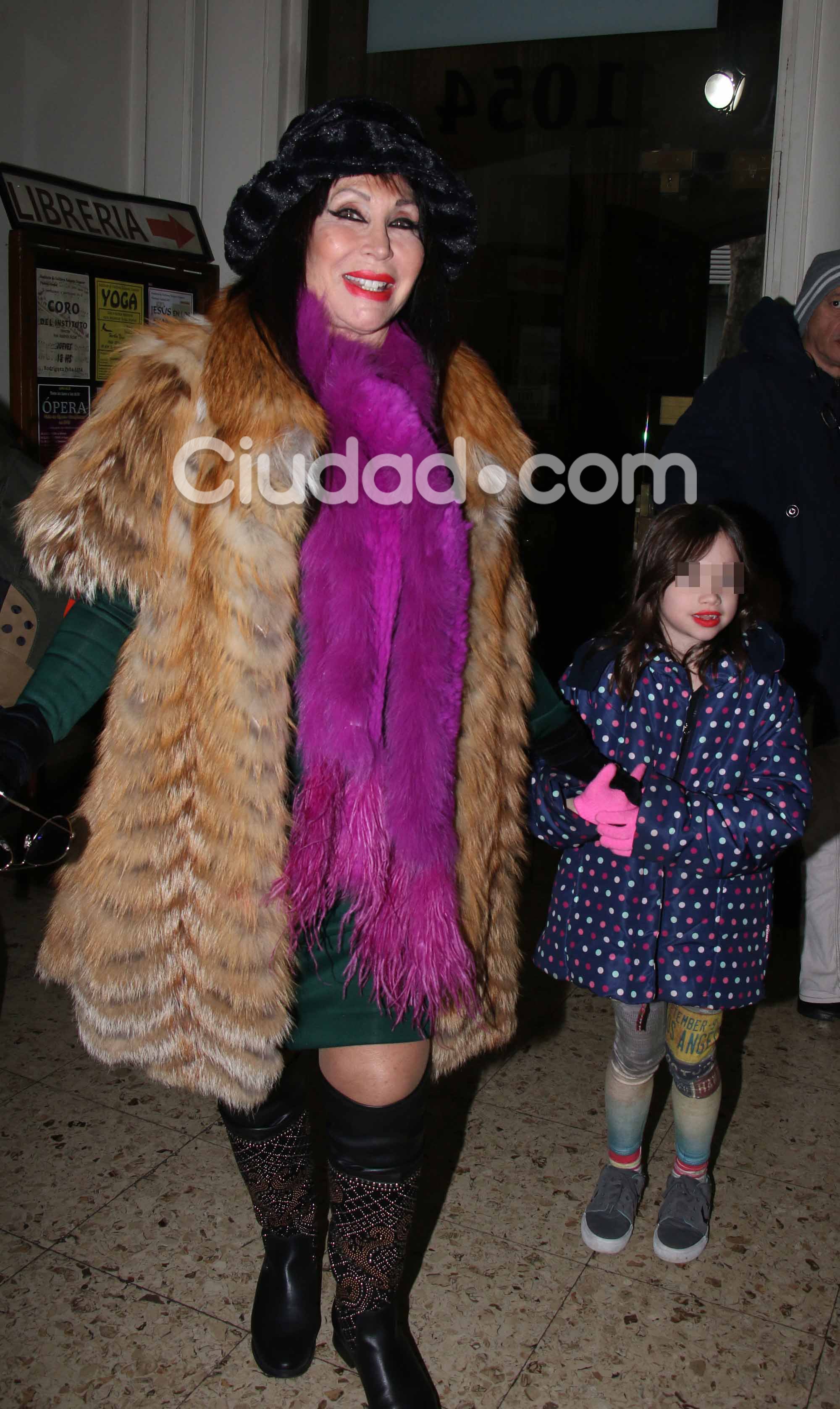 Moria Casán fue al teatro con la pequeña Helena (Fotos: Movilpress).