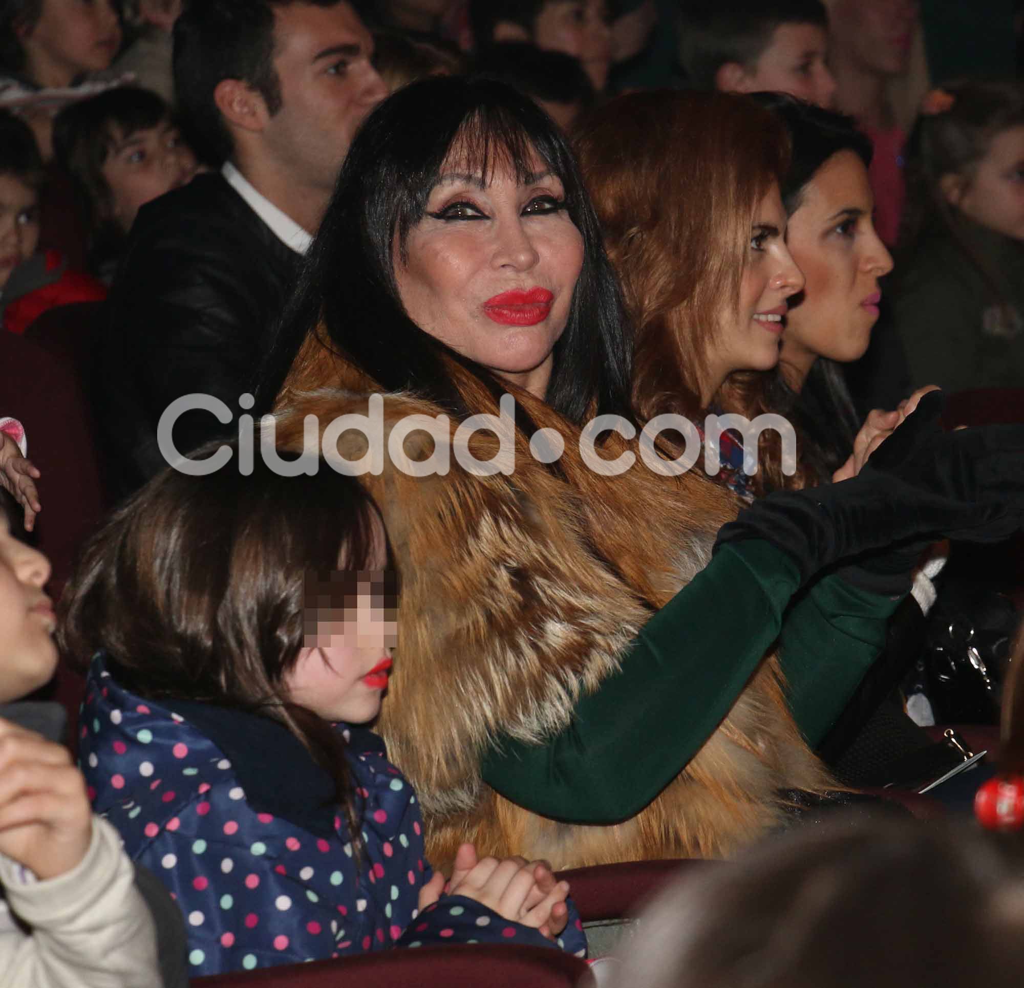 Moria Casán fue al teatro con la pequeña Helena (Fotos: Movilpress).