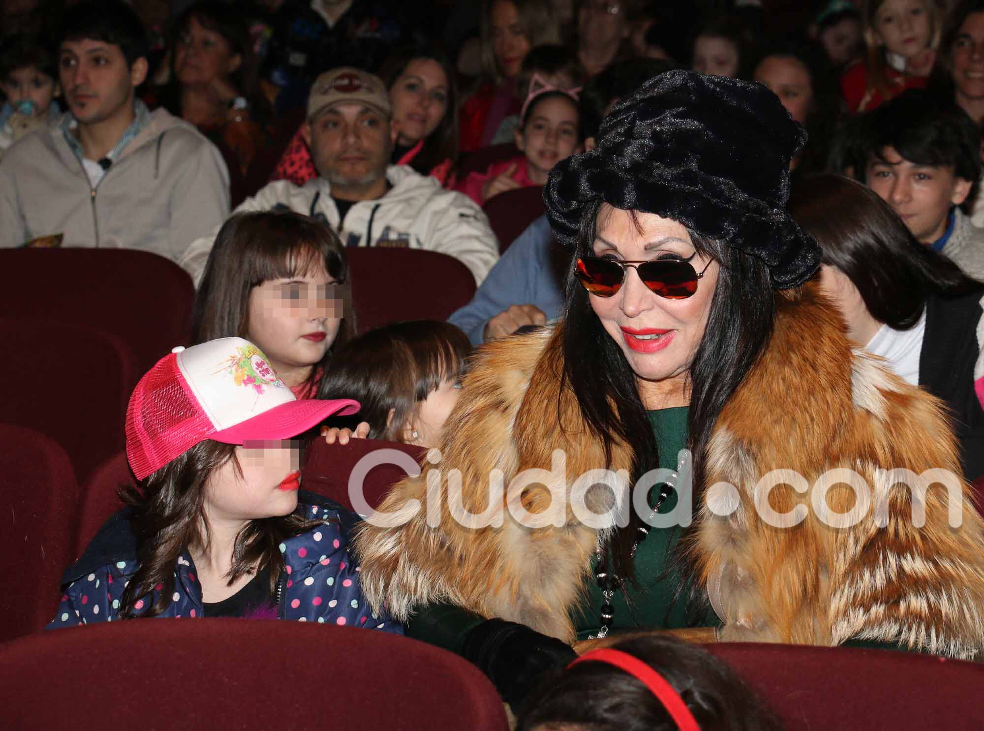 Moria Casán fue al teatro con la pequeña Helena (Fotos: Movilpress).