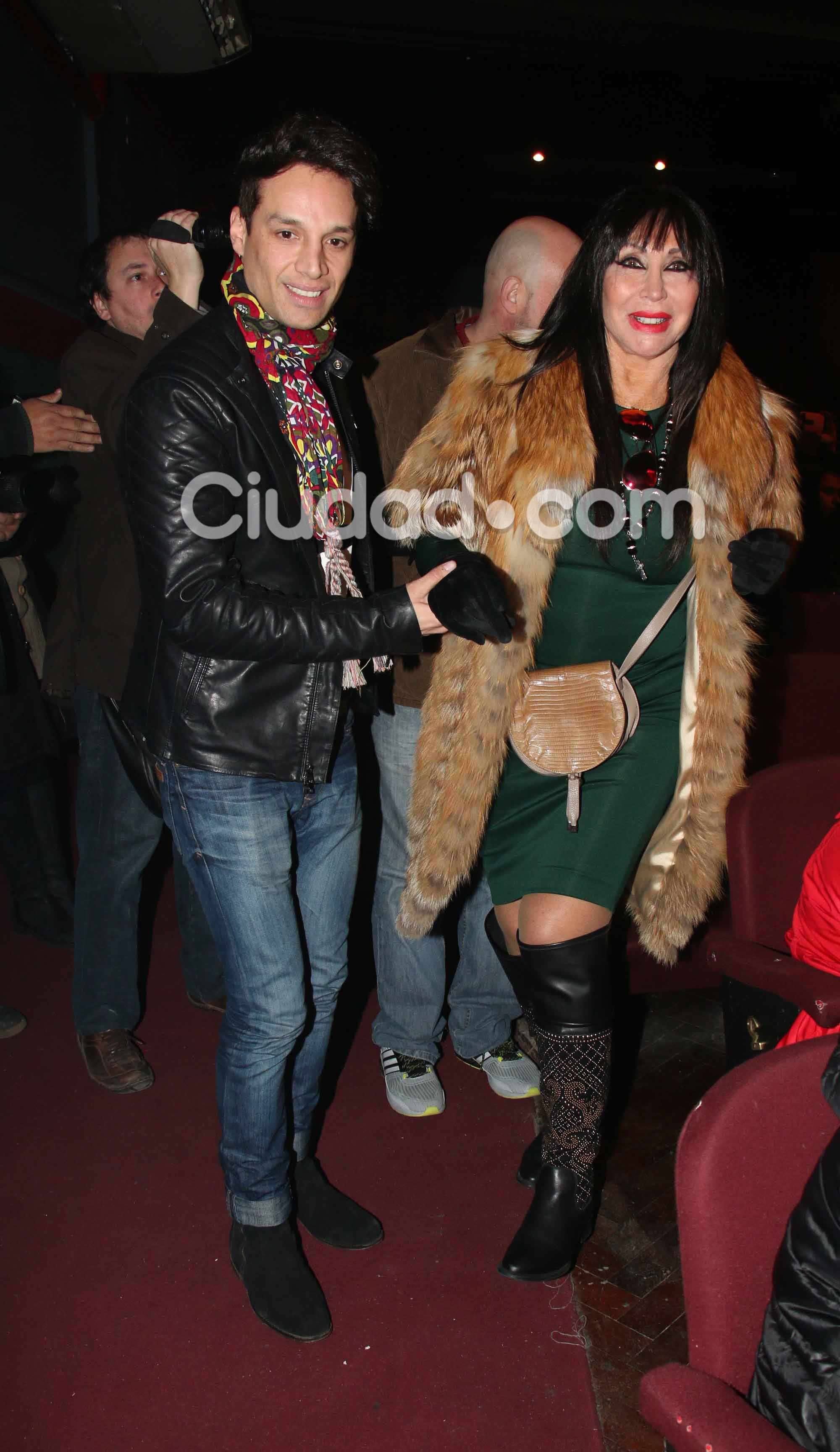 Moria Casán fue al teatro con la pequeña Helena (Fotos: Movilpress).