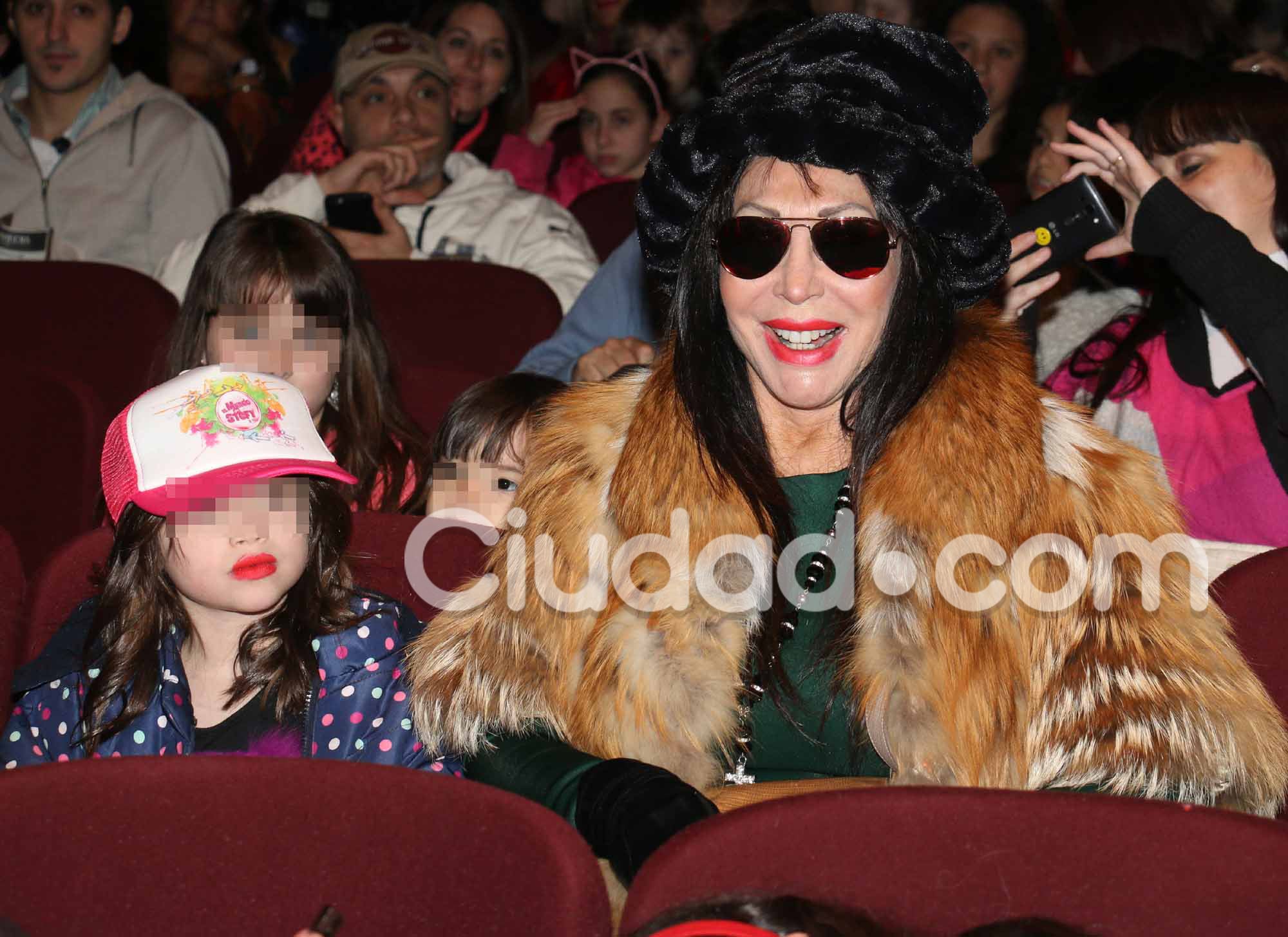 Moria Casán fue al teatro con la pequeña Helena (Fotos: Movilpress).