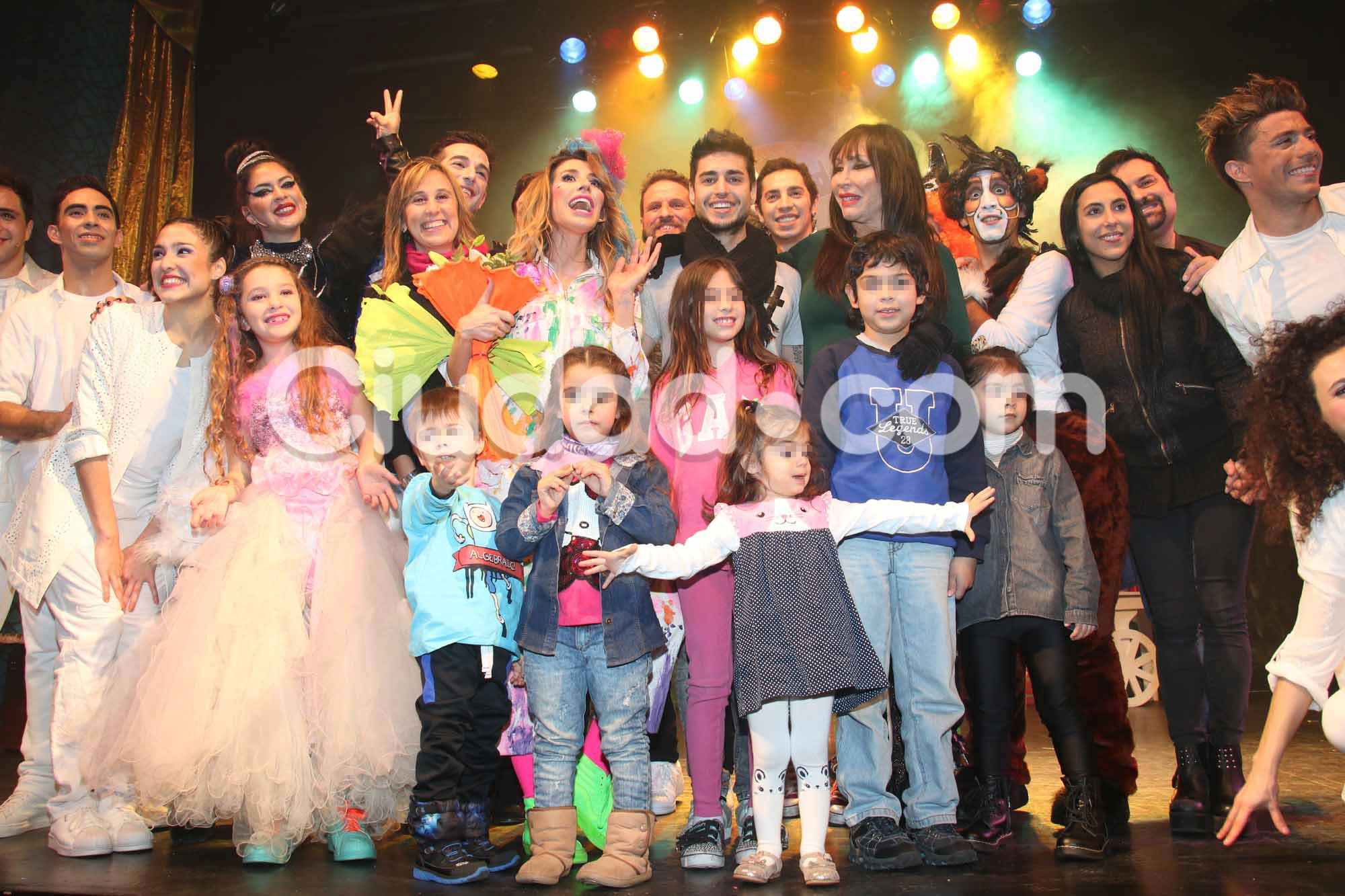 Moria Casán fue al teatro con la pequeña Helena (Fotos: Movilpress).