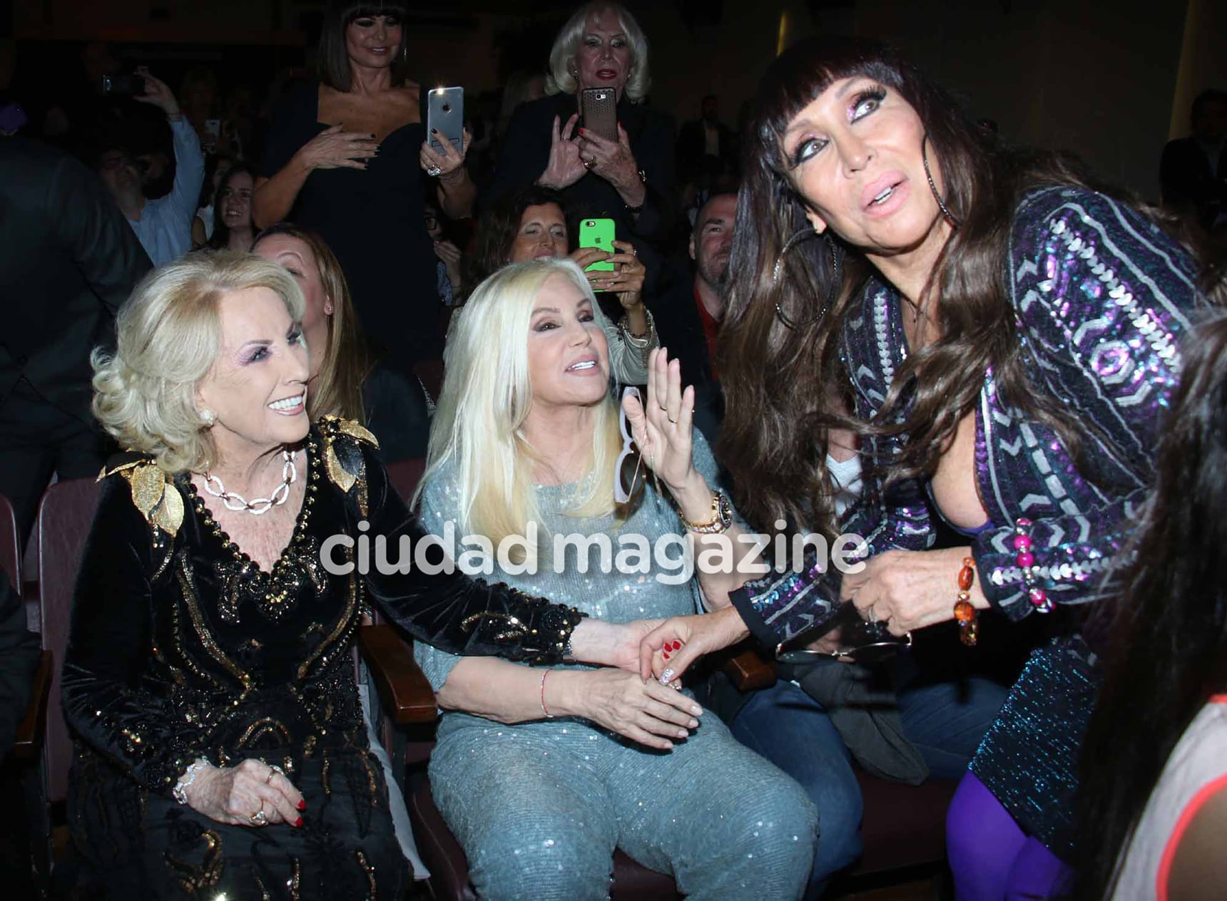 Moria Casán, Mirtha Legrand y Susana Giménez, puro cariño y complicidad en el escenario. (Foto: Movilpress)