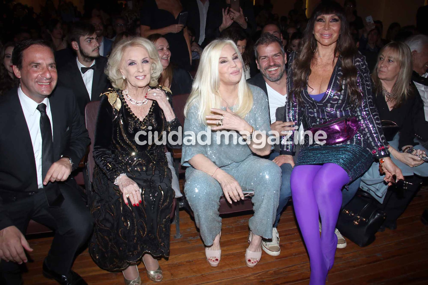 Moria Casán, Mirtha Legrand y Susana Giménez, puro cariño y complicidad en el escenario. (Foto: Movilpress)