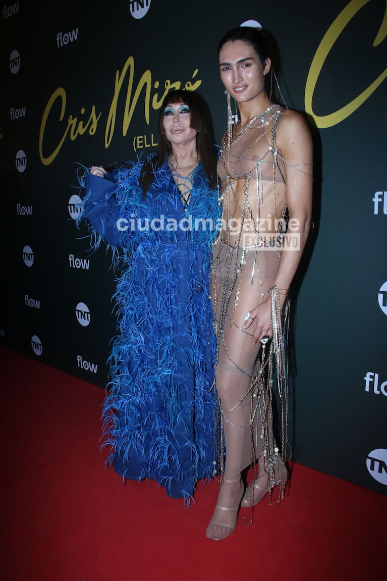 Moria Casán y Mina Serrano en el estreno de la serie de Cris Miró (Foto: Movilpress).