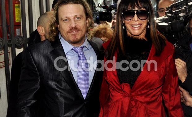 Moria Casán y su novio Bruno Spinetto en el casamiento de su hija (Foto: Jennifer Rubio - Ciudad.com)