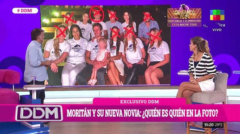 Moritán junto a Pampita y Ana, la hija de ambos,entre un grupo de personas de la Fundación Asociar. Entre ellas estaría la actual novia de Roberto.