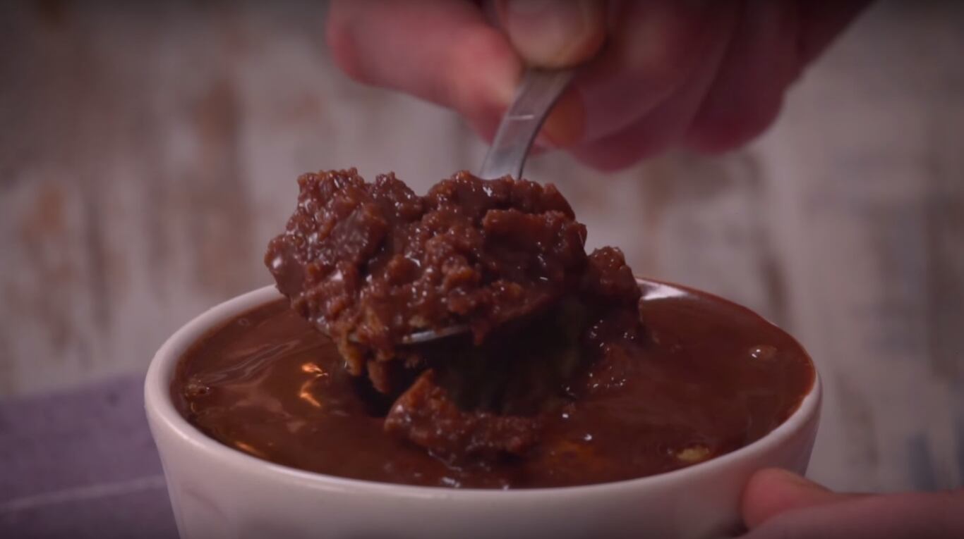 Mug cake relleno: el secreto de esta receta que eleva esta delicia a lo más alto