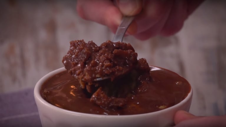 Mug cake relleno: el secreto de esta receta que eleva esta delicia a lo más alto