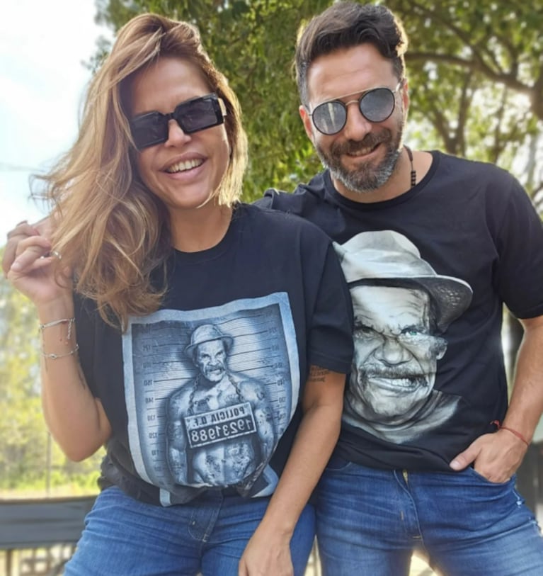 Muy enamorados, Nazarena Vélez y Santiago Caamaño posaron con looks combinados: "Mediodía con el Bocha"