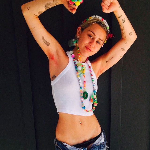 Myley Cyrus, la primera celebrity que se animó al teñido de los bellos de la axila. (Foto: Instagram)