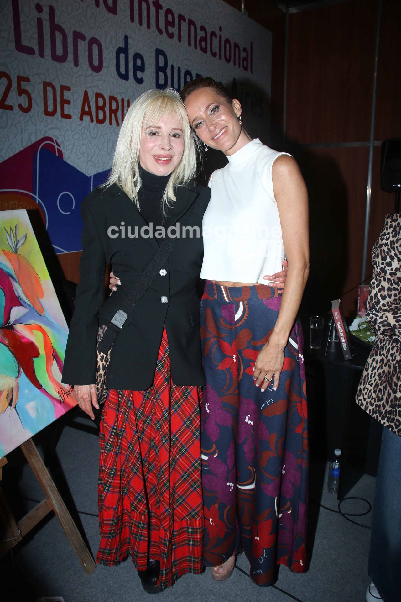 Nacha Guevara y Julieta Prandi en la Feria del Libro. (Foto: Movilpress)