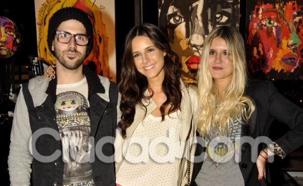 Nacho Leucona, Candelaria, Micaela Tinelli, en la exposición de arte. (Foto: Jennifer Rubio - Ciudad.com)